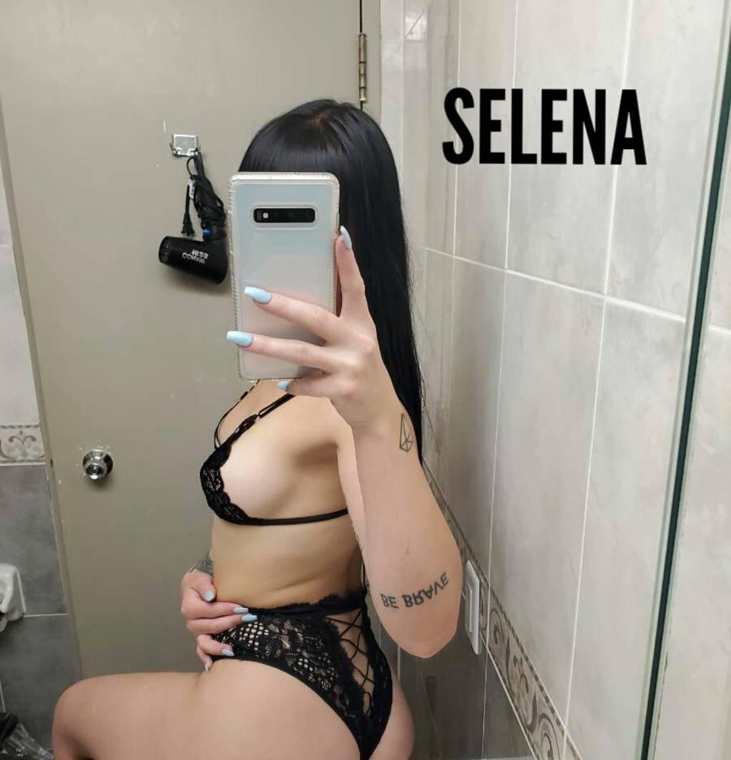 SELENA IS BACK!! w/ the B E S T head in the game