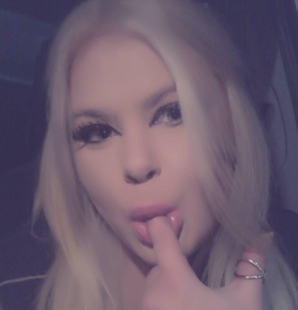 STUNNING BLONDE- takkin care of buisness oh yeeeeeaa!!!!