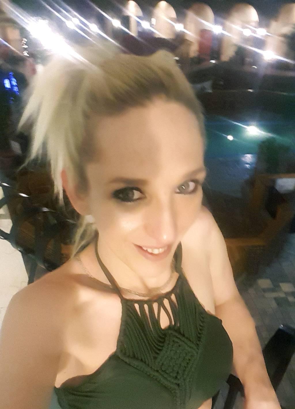 《《~bootylicious ~》 《~pretty face~》《smokin hot body》