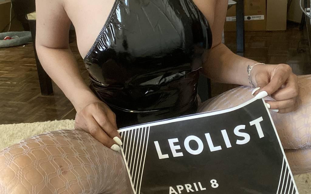 CHAT AND CAM with petite exotic girl