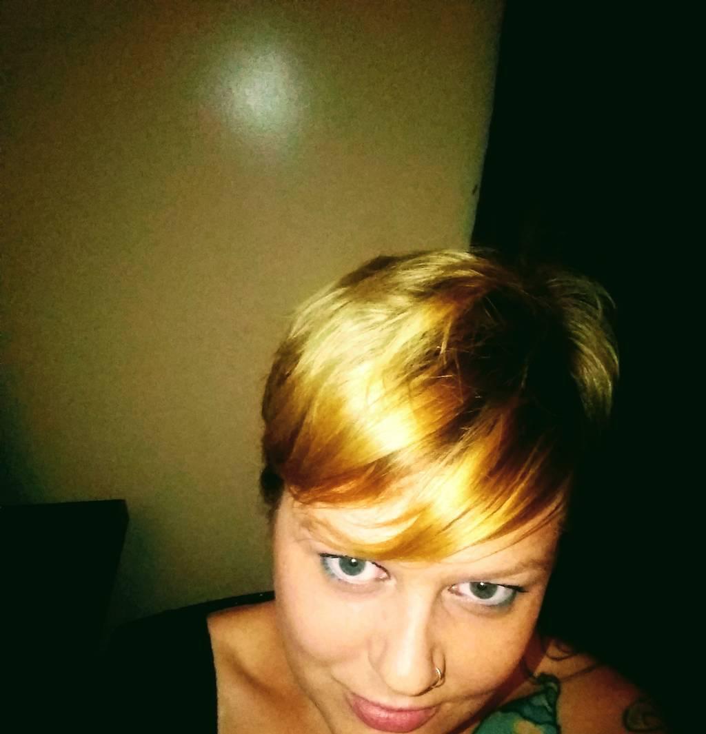 a girl who likes to suck d!ck!